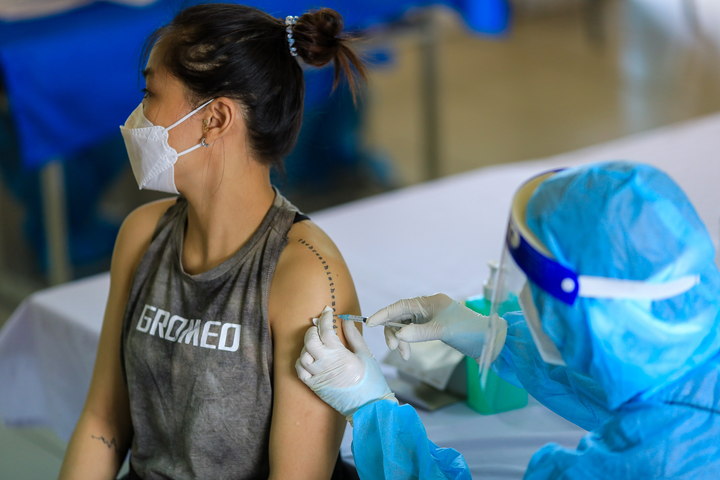 Ảnh: Người dân TP.HCM ngày thứ 2 tiêm vaccine Sinopharm - 9