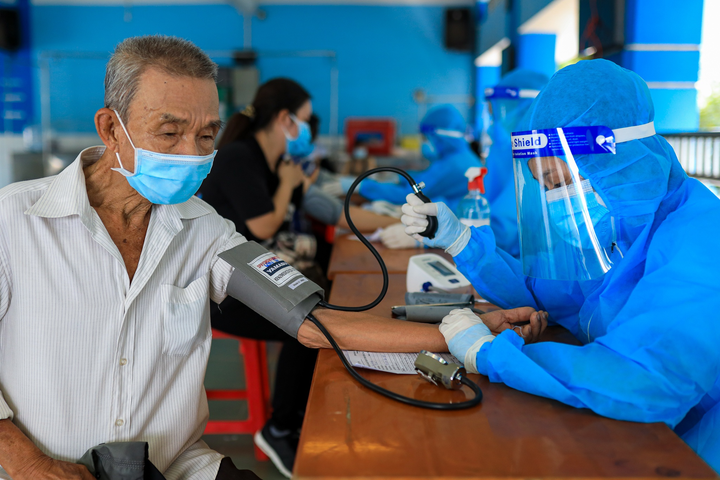 Ảnh: Người dân TP.HCM ngày thứ 2 tiêm vaccine Sinopharm - 7