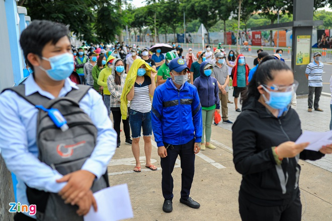 Ảnh: Người dân TP.HCM ngày thứ 2 tiêm vaccine Sinopharm - 1