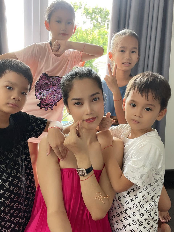 Gia đình á hậu Thuỳ Giang có 7 người mắc COVID-19 - 1