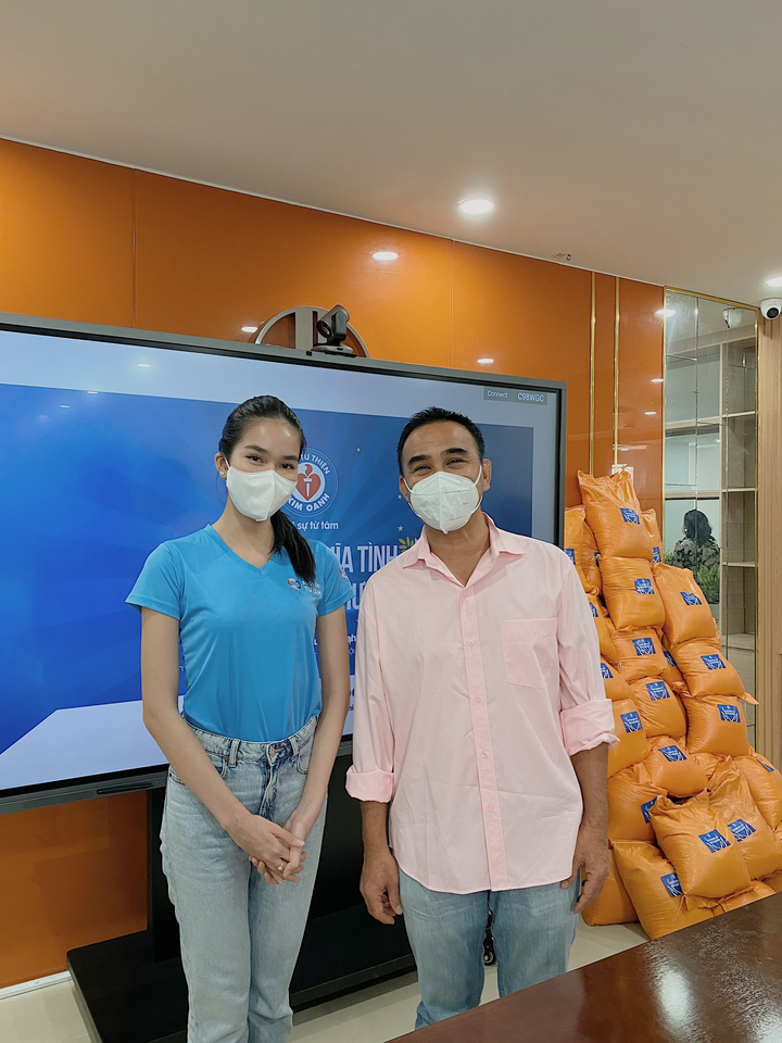 Á hậu Phương Anh chung tay cùng Quyền Linh góp gạo tặng người nghèo - 1