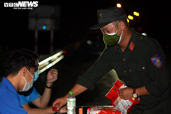 Ảnh: Chiến sĩ cảnh sát cơ động trắng đêm trực chốt ở cửa ngõ Thủ đô - 5