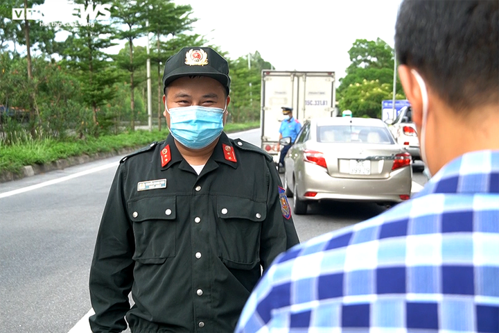 Ảnh: Chiến sĩ cảnh sát cơ động trắng đêm trực chốt ở cửa ngõ Thủ đô - 6