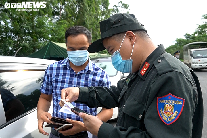 Ảnh: Chiến sĩ cảnh sát cơ động trắng đêm trực chốt ở cửa ngõ Thủ đô - 7