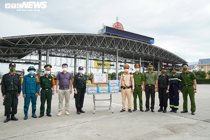 Ảnh: Chiến sĩ cảnh sát cơ động trắng đêm trực chốt ở cửa ngõ Thủ đô - 8