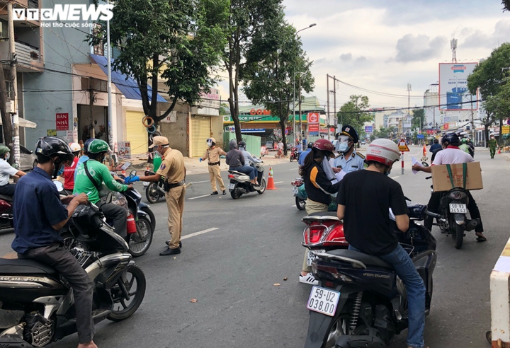 TP.HCM: Nhiều chốt kiểm soát dịch tạm dừng khai báo ‘di biến động dân cư’ - 1