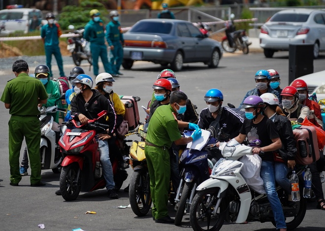 Thành ủy TP.HCM: Hỗ trợ tiền trọ, lương thực cho người gặp khó khăn - 2