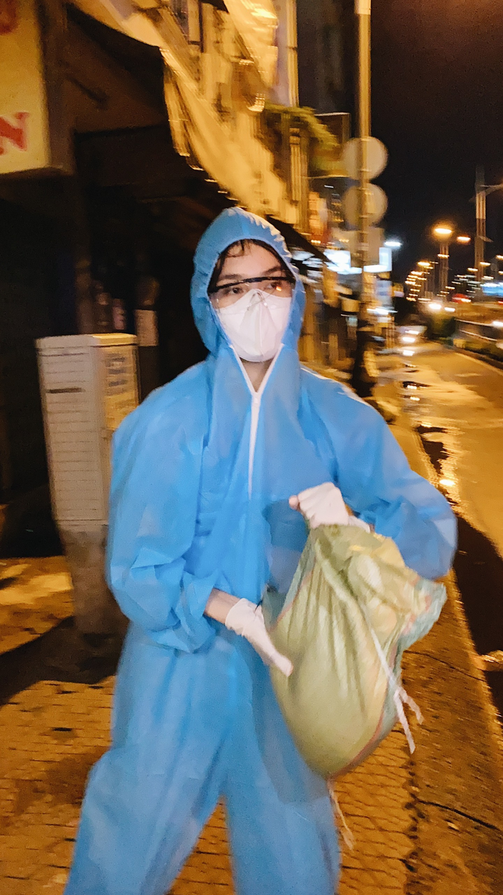 Á hậu Phương Anh chung tay cùng Quyền Linh góp gạo tặng người nghèo - 2