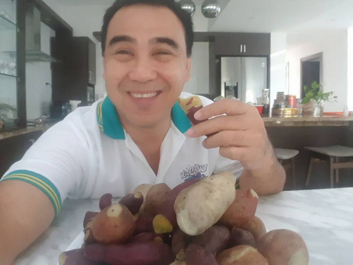 3 thói quen kỳ lạ của Quyền Linh: Ngủ dưới đất, đi dép tổ ong dù rất giàu có - 2