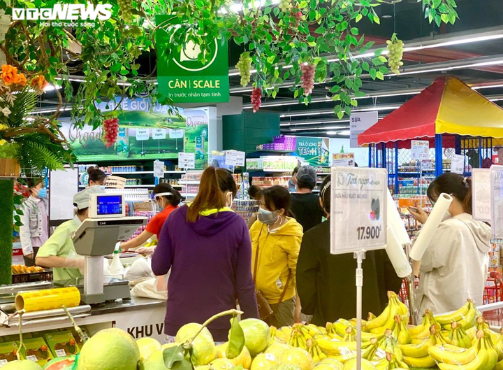 Trăm người chen chúc trong siêu thị, bất chấp chỉ thị giãn cách ở Bình Dương - 9