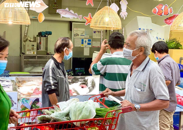 Trăm người chen chúc trong siêu thị, bất chấp chỉ thị giãn cách ở Bình Dương - 7