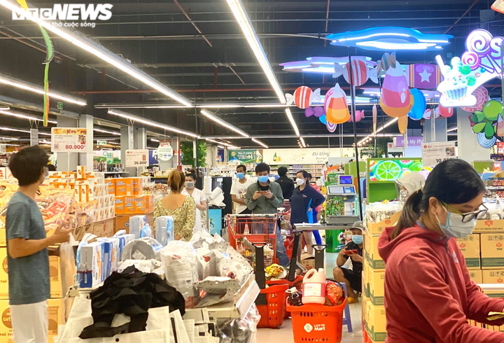 Trăm người chen chúc trong siêu thị, bất chấp chỉ thị giãn cách ở Bình Dương - 10