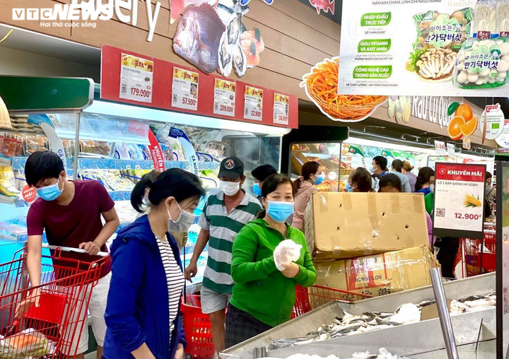 Trăm người chen chúc trong siêu thị, bất chấp chỉ thị giãn cách ở Bình Dương - 8