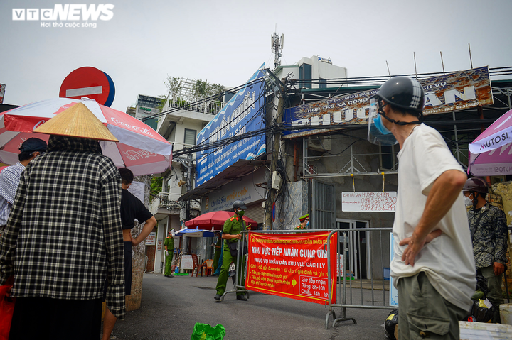 Hà Nội: Dân xếp hàng gửi tiếp tế trước khu vực phong toả ở phường Chương Dương - 11
