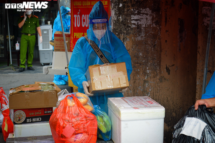 Hà Nội: Dân xếp hàng gửi tiếp tế trước khu vực phong toả ở phường Chương Dương - 7