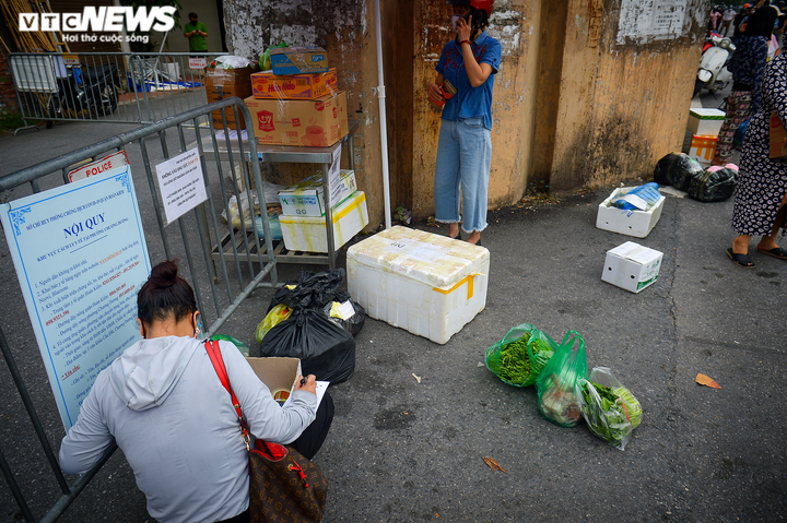 Hà Nội: Dân xếp hàng gửi tiếp tế trước khu vực phong toả ở phường Chương Dương - 10