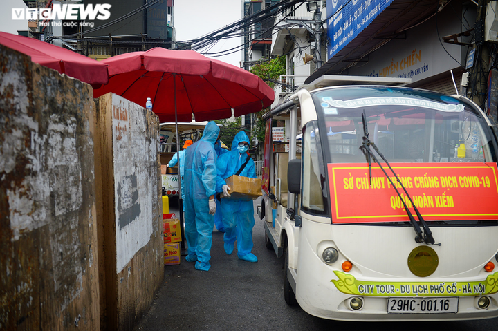 Hà Nội: Dân xếp hàng gửi tiếp tế trước khu vực phong toả ở phường Chương Dương - 8