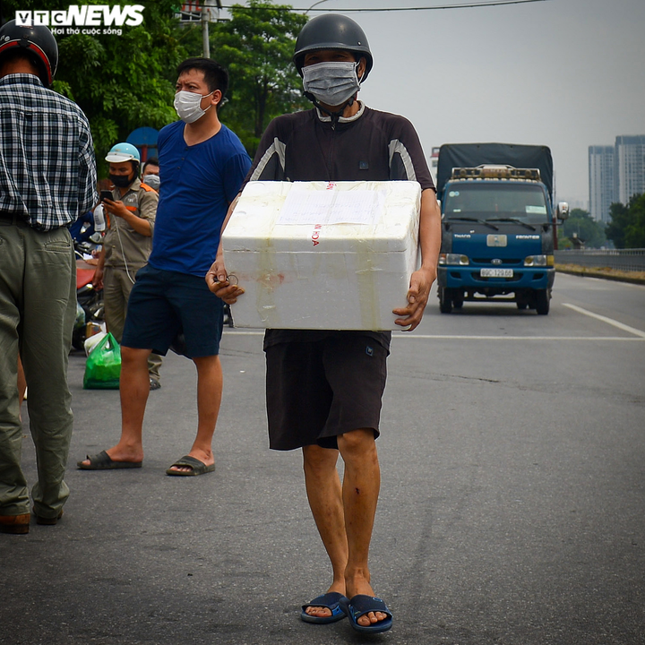 Hà Nội: Dân xếp hàng gửi tiếp tế trước khu vực phong toả ở phường Chương Dương - 5