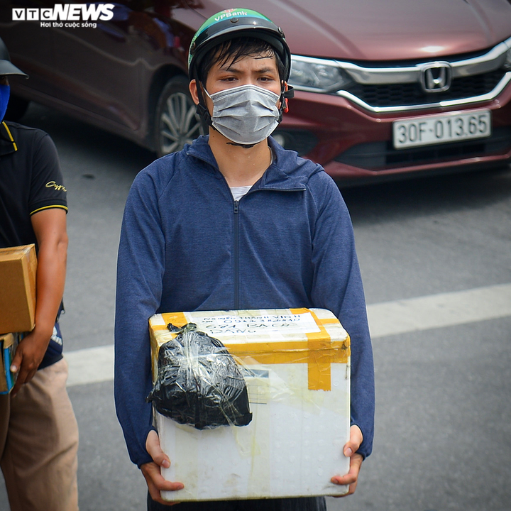 Hà Nội: Dân xếp hàng gửi tiếp tế trước khu vực phong toả ở phường Chương Dương - 4