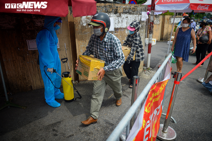 Hà Nội: Dân xếp hàng gửi tiếp tế trước khu vực phong toả ở phường Chương Dương - 6