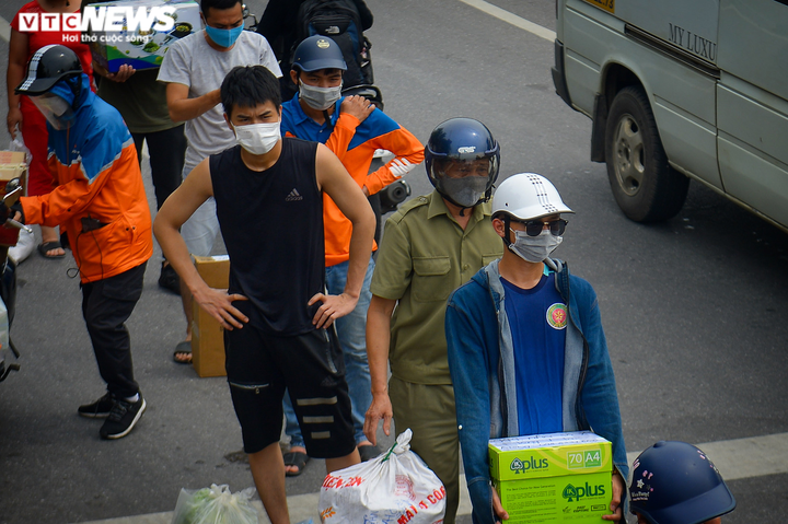 Hà Nội: Dân xếp hàng gửi tiếp tế trước khu vực phong toả ở phường Chương Dương - 13