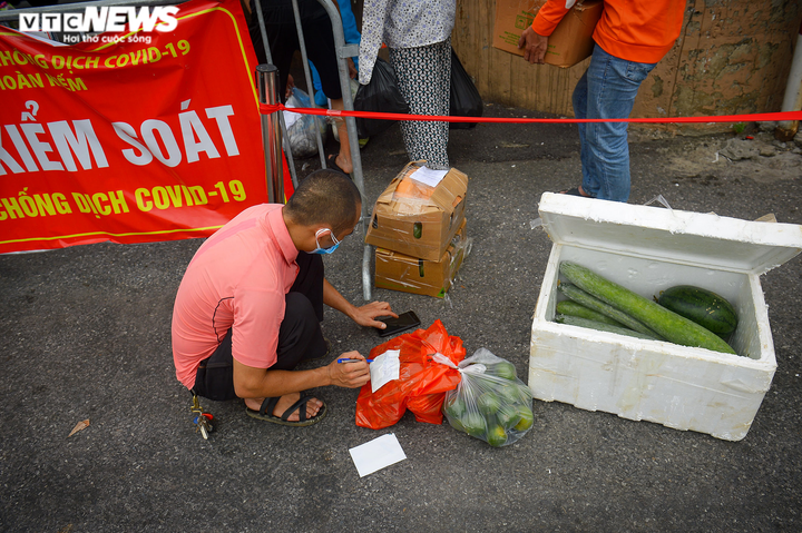 Hà Nội: Dân xếp hàng gửi tiếp tế trước khu vực phong toả ở phường Chương Dương - 9