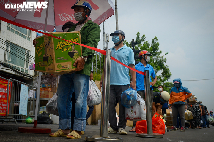 Hà Nội: Dân xếp hàng gửi tiếp tế trước khu vực phong toả ở phường Chương Dương - 3