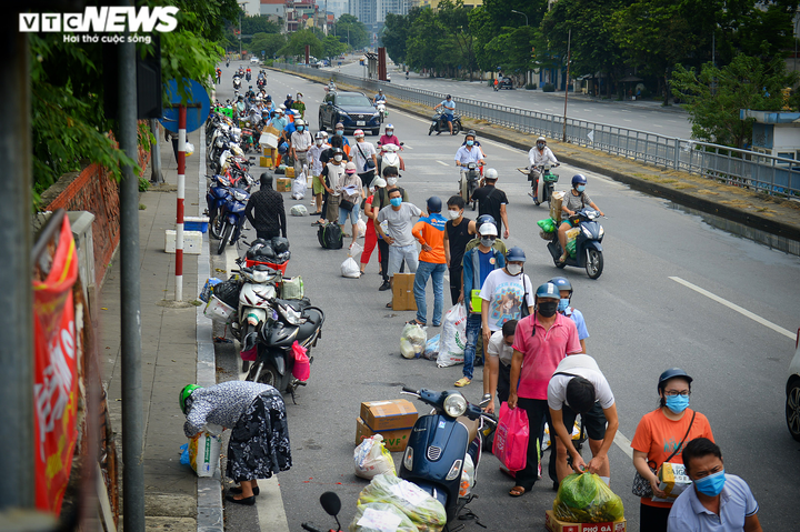 Hà Nội: Dân xếp hàng gửi tiếp tế trước khu vực phong toả ở phường Chương Dương - 2