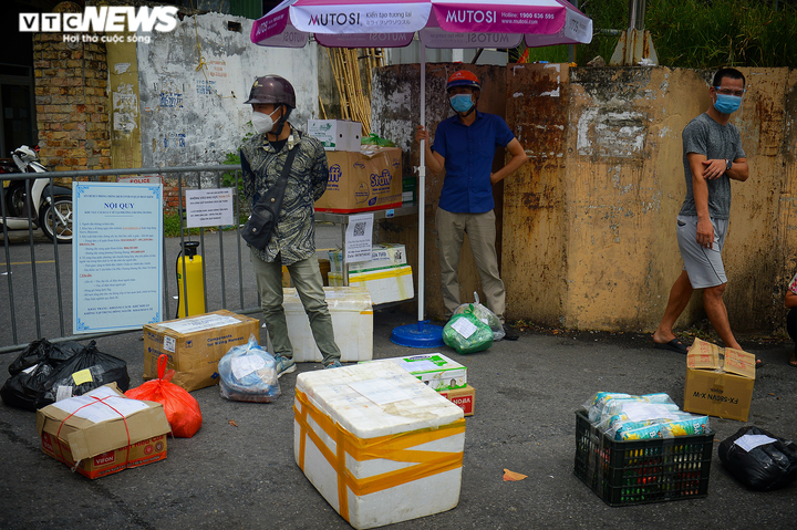 Hà Nội: Dân xếp hàng gửi tiếp tế trước khu vực phong toả ở phường Chương Dương - 14