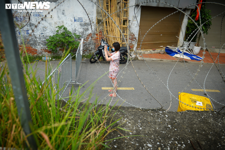 Hà Nội: Dân xếp hàng gửi tiếp tế trước khu vực phong toả ở phường Chương Dương - 15