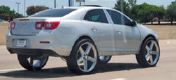 Chiếc sedan của Chevrolet độ lốp lớn, 'khoe mẽ' trên đường phố - 2