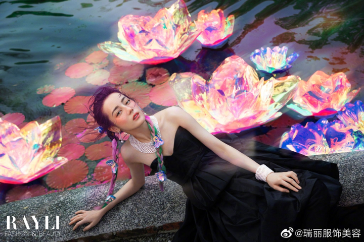 Địch Lệ Nhiệt Ba gây sốt với mái tóc tím, đẹp như nàng thơ - 8