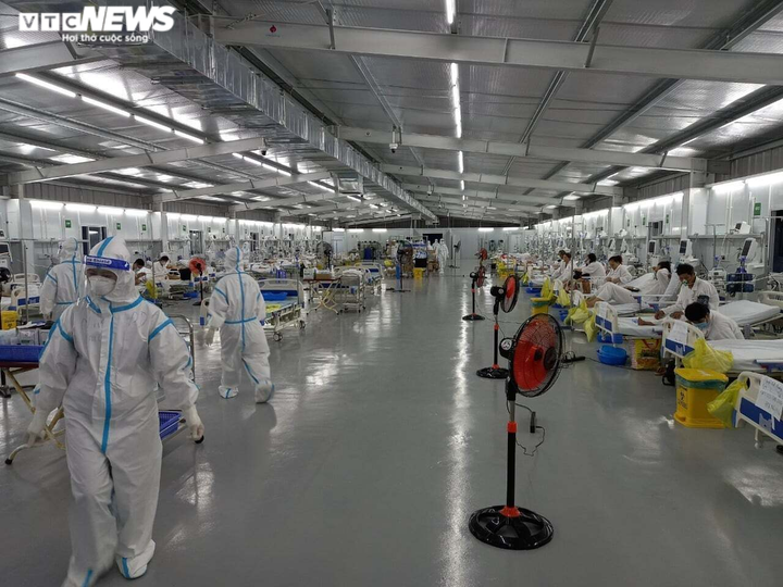 Hoàn thiện giường bệnh đến đâu, trung tâm hồi sức nhận bệnh nhân COVID-19 đến đó - 2