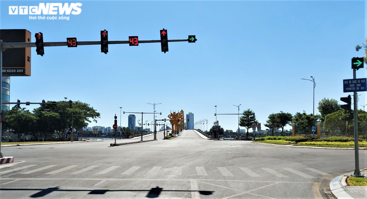 Ngày đầu thực hiện ‘nội bất xuất, ngoại bất nhập’, phố Đà Nẵng không bóng người - 3