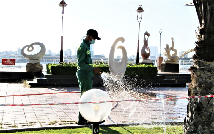 Ngày đầu thực hiện ‘nội bất xuất, ngoại bất nhập’, phố Đà Nẵng không bóng người - 9