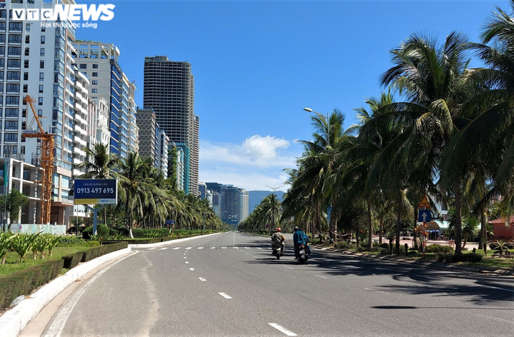 Ngày đầu thực hiện ‘nội bất xuất, ngoại bất nhập’, phố Đà Nẵng không bóng người - 5