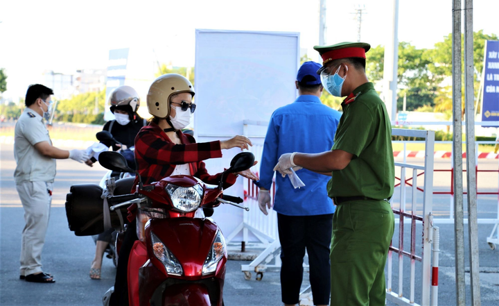 Ngày đầu thực hiện ‘nội bất xuất, ngoại bất nhập’, phố Đà Nẵng không bóng người - 1