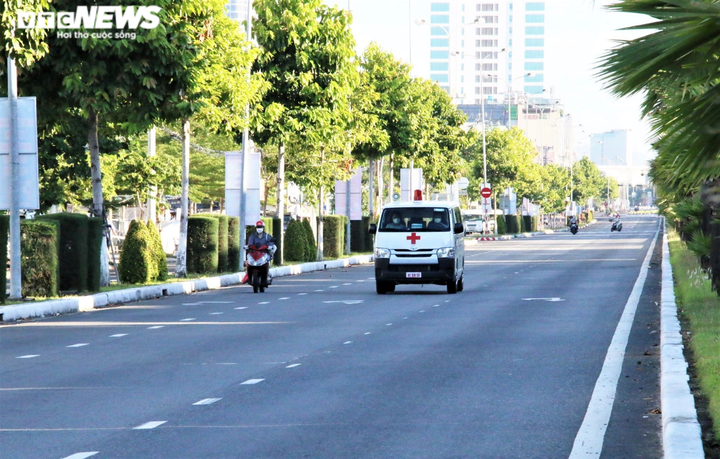 Ngày đầu thực hiện ‘nội bất xuất, ngoại bất nhập’, phố Đà Nẵng không bóng người - 8