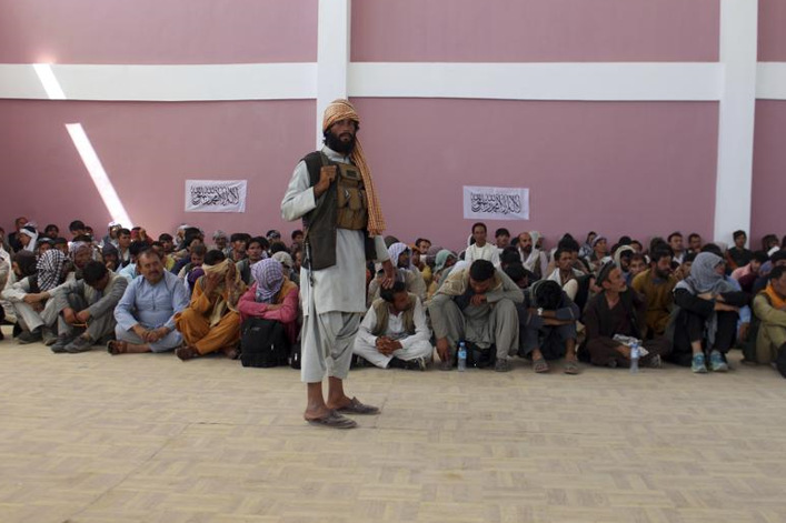 Taliban điều hành chính phủ, Afghanistan chìm trong chế độ hà khắc? - 2