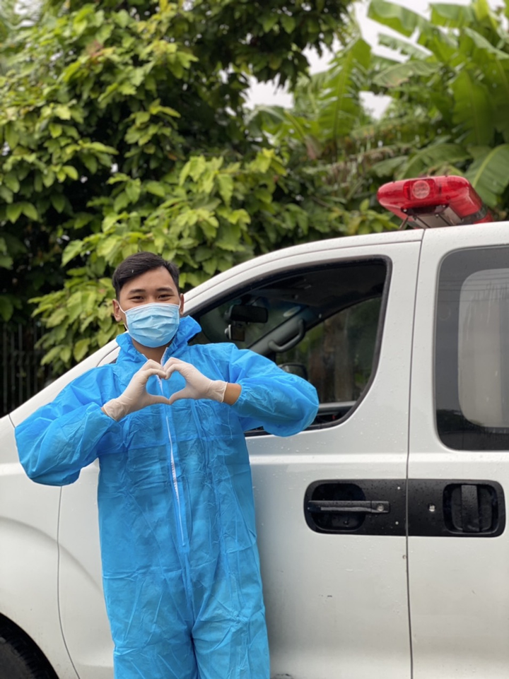 Chàng sinh viên tình nguyện lái xe chở bệnh nhân COVID-19 - 2