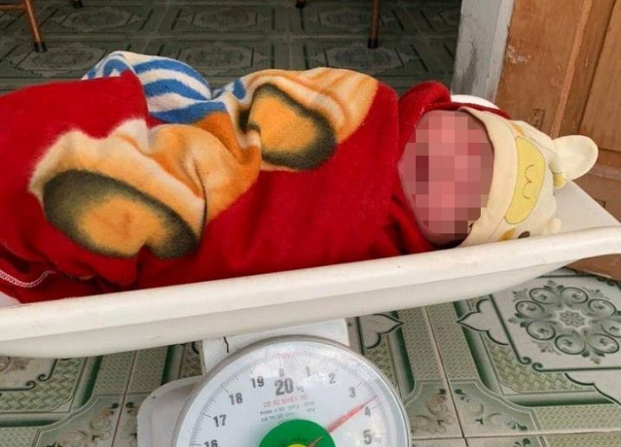 Hải Phòng: Bé gái 2 ngày tuổi bị bỏ rơi ở khe cột điện viễn thông - 1