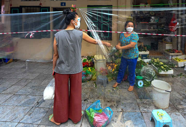 Bán hàng qua biển rao vặt ở chợ phố cổ Hà Nội - 9