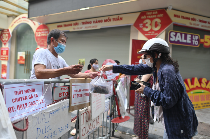 Bán hàng qua biển rao vặt ở chợ phố cổ Hà Nội - 5