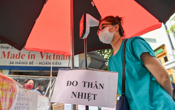 Bán hàng qua biển rao vặt ở chợ phố cổ Hà Nội - 7