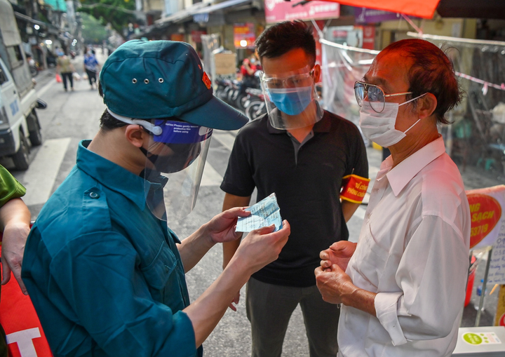 Bán hàng qua biển rao vặt ở chợ phố cổ Hà Nội - 8