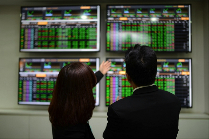 Tiền đổ mạnh vào thị trường, VN-Index tăng vượt ngưỡng 1.370 điểm - 1