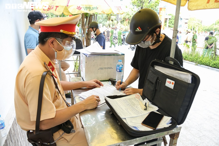 Ảnh: Quay đầu xe bỏ chạy khi thấy chốt kiểm soát người đi đường ở Hà Nội - 12