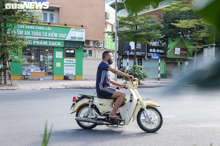 Ảnh: Quay đầu xe bỏ chạy khi thấy chốt kiểm soát người đi đường ở Hà Nội - 9