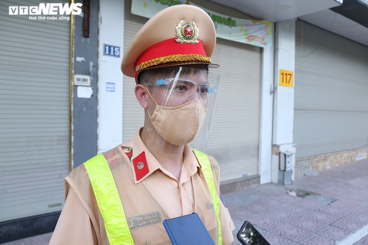 Ảnh: Quay đầu xe bỏ chạy khi thấy chốt kiểm soát người đi đường ở Hà Nội - 5