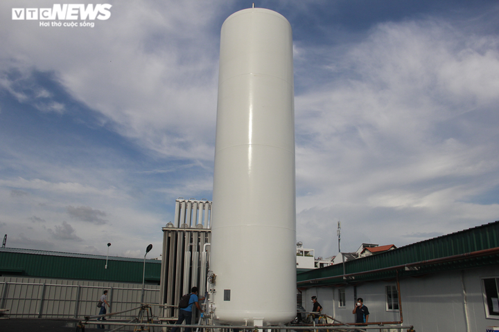 Hoàn thiện giường bệnh đến đâu, trung tâm hồi sức nhận bệnh nhân COVID-19 đến đó - 3